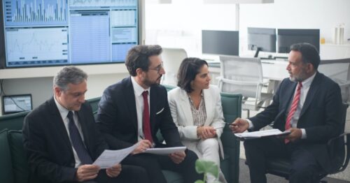 Roles y Profesionales que Laboran en un Banco Roles y Profesionales que Laboran en un Banco